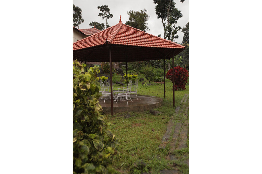 coorg bungalow with home style cooking and meals.